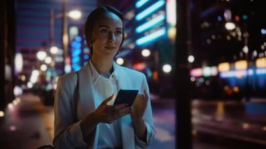 Gece yarısı akıllı telefon kullanan kadın.