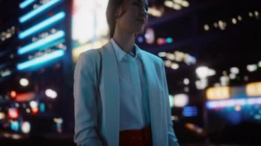 Gece Şehrinde Yürüyen Kadın