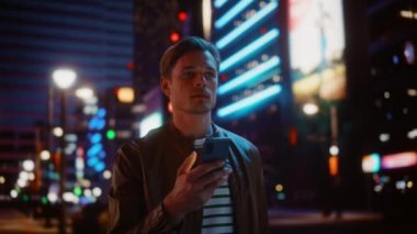 Gece Şehrinde Akıllı Telefon Kullanan Adam