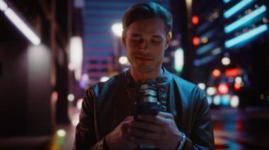 Gece Şehrinde Akıllı Telefon Kullanan Adam