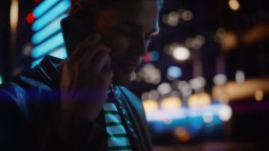 Gece Şehrinde Telefonda Konuşan Adam