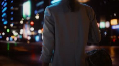 Gece Şehrinde Yürüyen Kadın