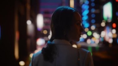 Gece Şehrinde Yürüyen Kadın