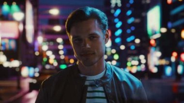 Gece Şehrinde Erkek Portresi