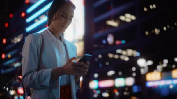 Mujer caminando por la ciudad nocturna — Vídeos de Stock