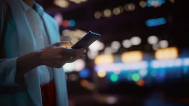 Mujer usando teléfono inteligente en la ciudad de noche — Vídeos de Stock