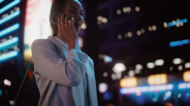 Žena pomocí smartphone v noci města — Stock video