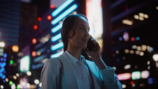 Mujer usando teléfono inteligente en la ciudad de noche — Vídeos de Stock