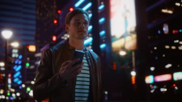 Man Menggunakan Smartphone di Night City — Stok Video