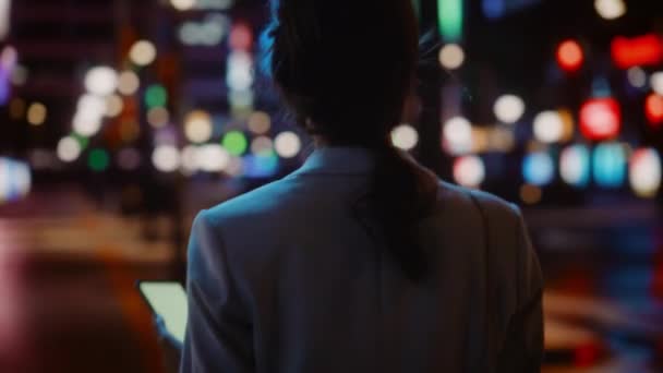 Жінка ходить в нічному місті — стокове відео