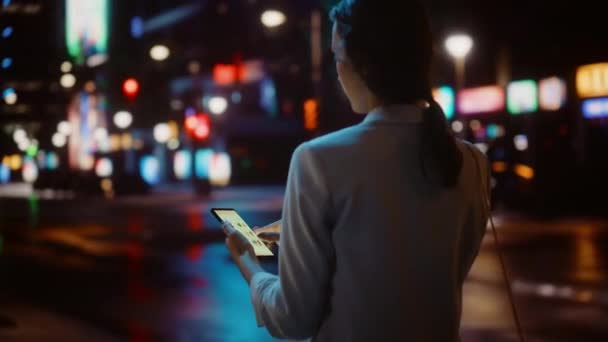 Frau benutzt Smartphone in der City-Nacht — Stockvideo
