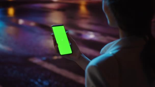 Mujer usando la pantalla verde Smartphone en la noche de la ciudad — Vídeos de Stock