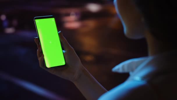 Mujer usando la pantalla verde Smartphone en la noche de la ciudad — Vídeos de Stock