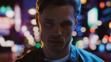 Gece Şehrinde Erkek Portresi