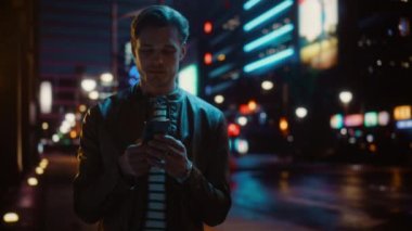 Akıllı Telefon Şehir Gecesini Kullanan Adam