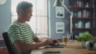 Evde dizüstü bilgisayar kullanan bir adam