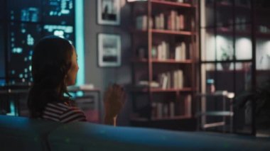 Evde VR Jestleri Kullanan Kadın