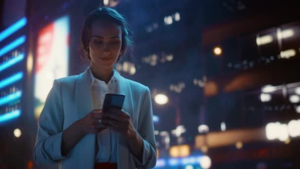 Mulher usando Smartphone Night City — Vídeo de Stock