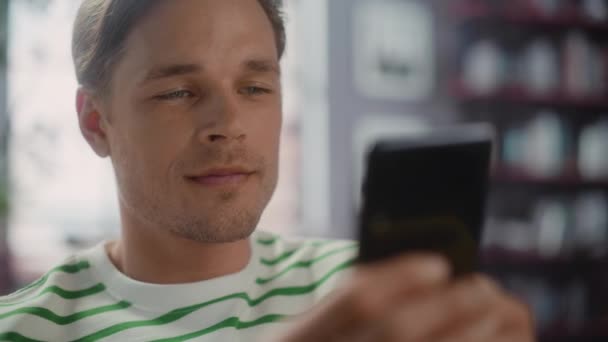 Hombre usando el teléfono inteligente en casa — Vídeos de Stock