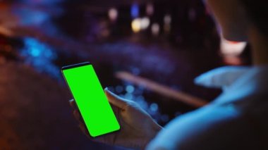 Yeşil Ekran Akıllı Telefonu kullanan Kadın