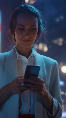 Şehirde Akıllı Telefon Kullanan Dikey Kadın