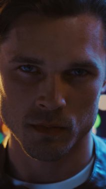 Dikey Erkek Portresi