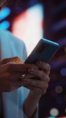 Akıllı telefon kullanan Dikey Kadın