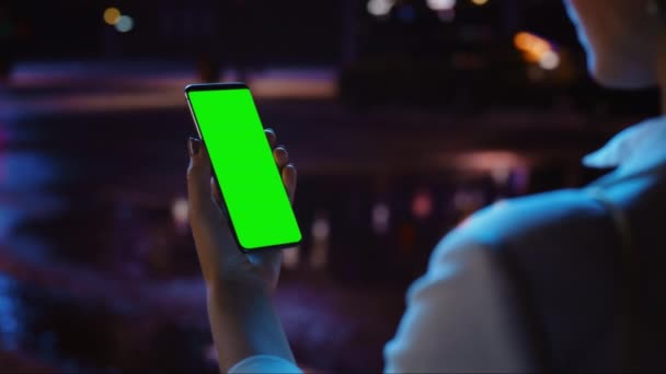 Mujer usando Smartphone de pantalla verde — Vídeos de Stock