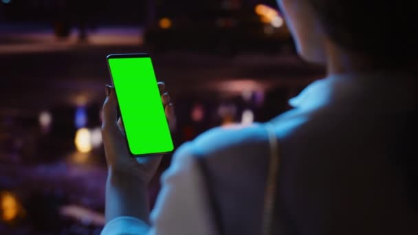 Mujer usando Smartphone de pantalla verde — Vídeos de Stock