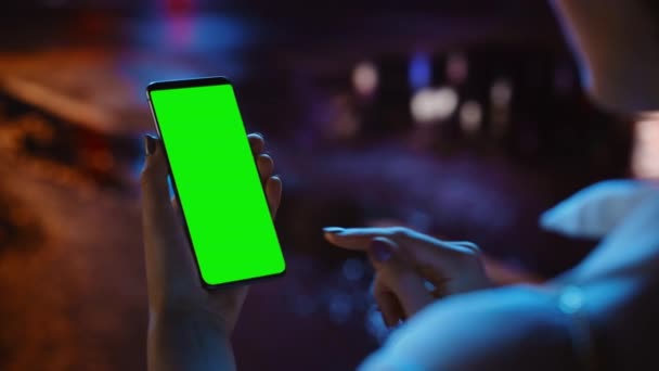 Mujer usando Smartphone de pantalla verde — Vídeos de Stock