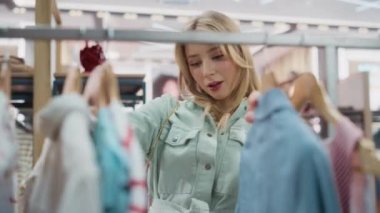 옷이 게에서 여성 고객