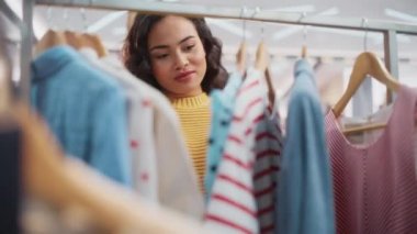 옷이 게에서 여성 고객