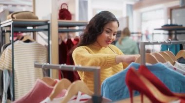 옷이 게에서 여성 고객