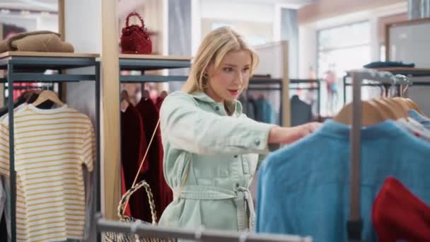 Kobieta klienta w sklepie odzieżowym — Wideo stockowe