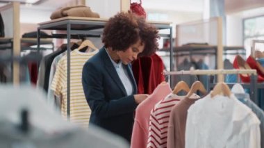 Tablet ile çalışan Giyim Mağazası Satış Asistanı