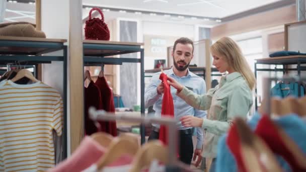 Vrouwelijke klant met kleding winkel Sales Assistant — Stockvideo