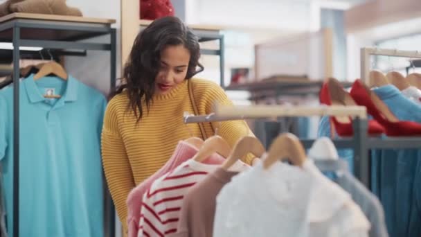 Cliente donna con Assistente Commerciale Abbigliamento Store — Video Stock