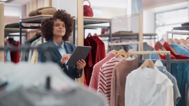 Assistante aux ventes des magasins de vêtements Travailler avec une tablette — Video