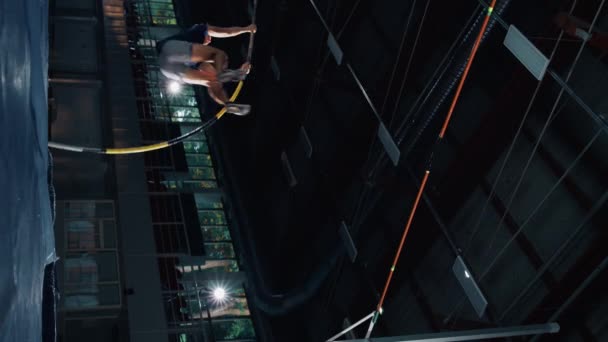 Vertikal skärm Man Pole Vault hoppar över Bar — Stockvideo