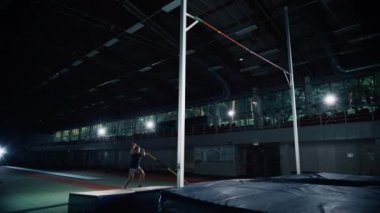 Man Pole Kasası Çubuğun Üzerinden Atlıyor