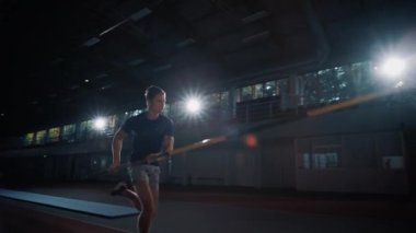 Man Pole Kasası Çubuğun Üzerinden Atlıyor