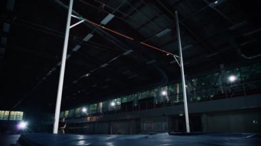 Man Pole Kasası Çubuğun Üzerinden Atlıyor