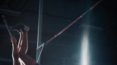 Man Pole Kasası Çubuğun Üzerinden Atlıyor