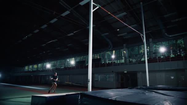 Man Pole Kasası Çubuğun Üzerinden Atlıyor — Stok video