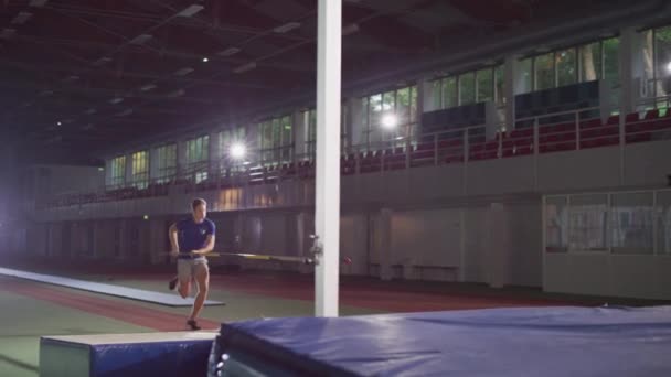 Homme saut de coffre-fort Polonais au-dessus de la barre — Video