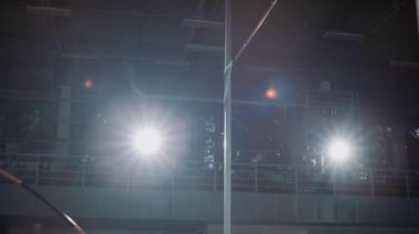 Man Pole Kasası Çubuğun Üzerinden Atlıyor