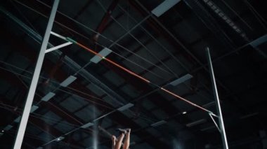 Man Pole Kasası Çubuğun Üzerinden Atlıyor