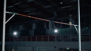 Man Pole Kasası Çubuğun Üzerinden Atlıyor