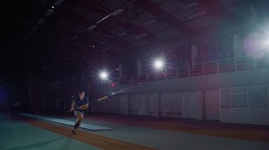 Man Pole Kasası Çubuğun Üzerinden Atlıyor