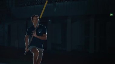 Man Pole Kasası Çubuğun Üzerinden Atlıyor